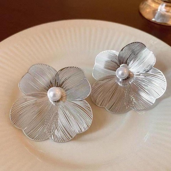 Jewelry - Floral Stud Earrings Women OS Silver New Pearl Accent Wire Mesh Oversized Bloom